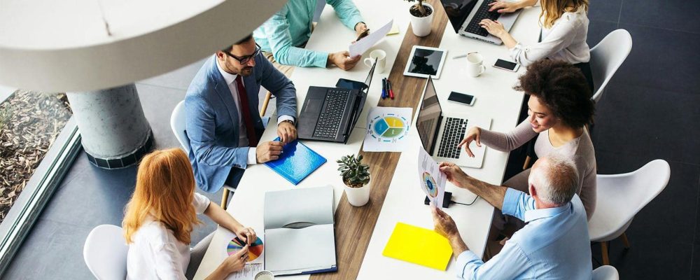 ZxAwGYF3NbkBXmm-_peopleatlongmeetingtable